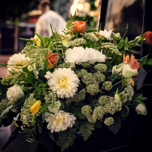 In Loving Memory: Picco Funerario Con Vaso Di Fiori Per Ricordo NAN – Decorazione Cimitero Resistente