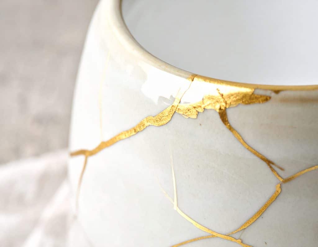 Un vaso di ceramica rotto e riparato con la tecnica Kintsugi, con le crepe impreziosite da linee d'oro. L'immagine simboleggia la donazione di organi come un atto che trasforma una perdita in una nuova, preziosa speranza di vita.