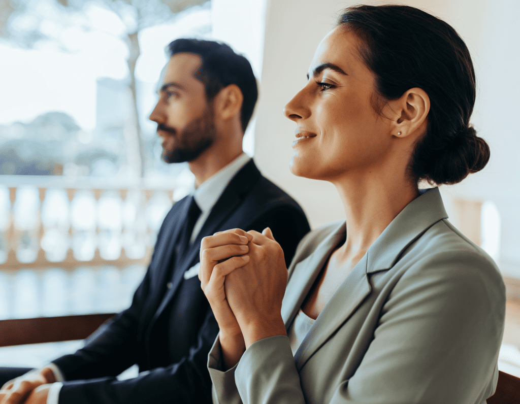 Immagine fotorealistica, ripresa ad altezza occhi. Un momento di connessione e supporto durante una funebre. Una foto per capire realmente a cosa serve un funerale