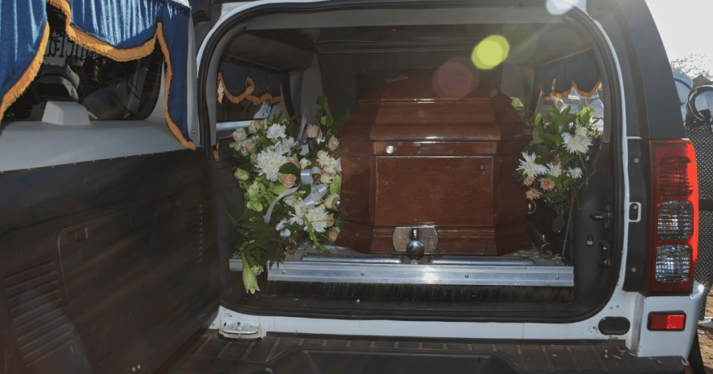 autofunebre che porta salma
